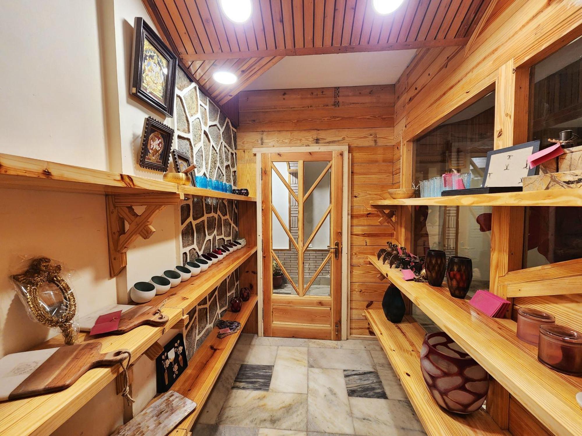 Hotel Pineview Shimla Bagian luar foto