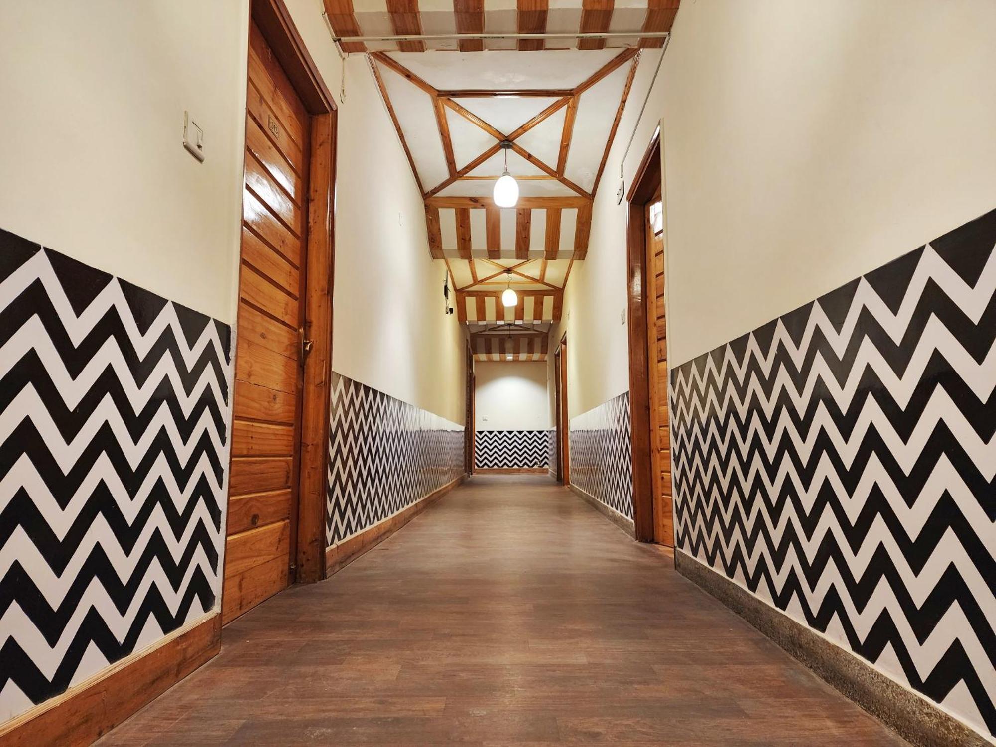 Hotel Pineview Shimla Bagian luar foto