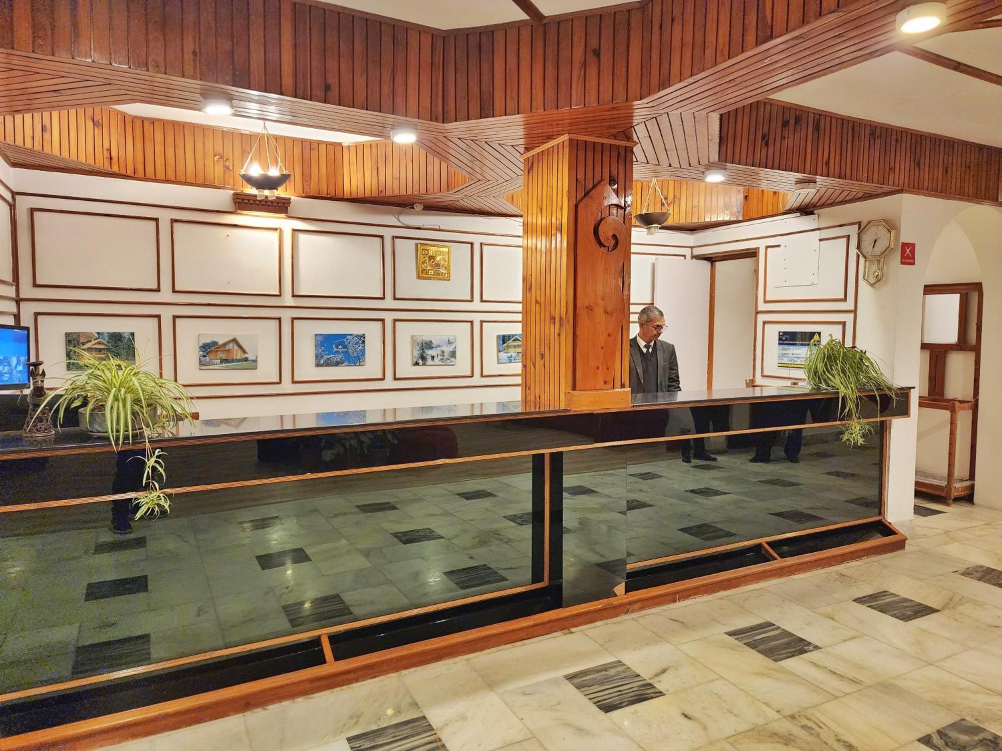 Hotel Pineview Shimla Bagian luar foto