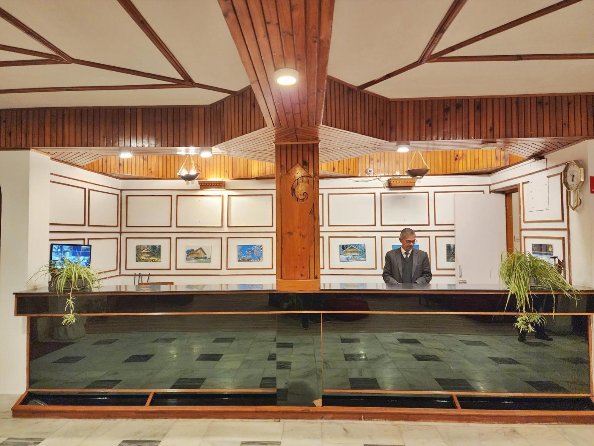 Hotel Pineview Shimla Bagian luar foto