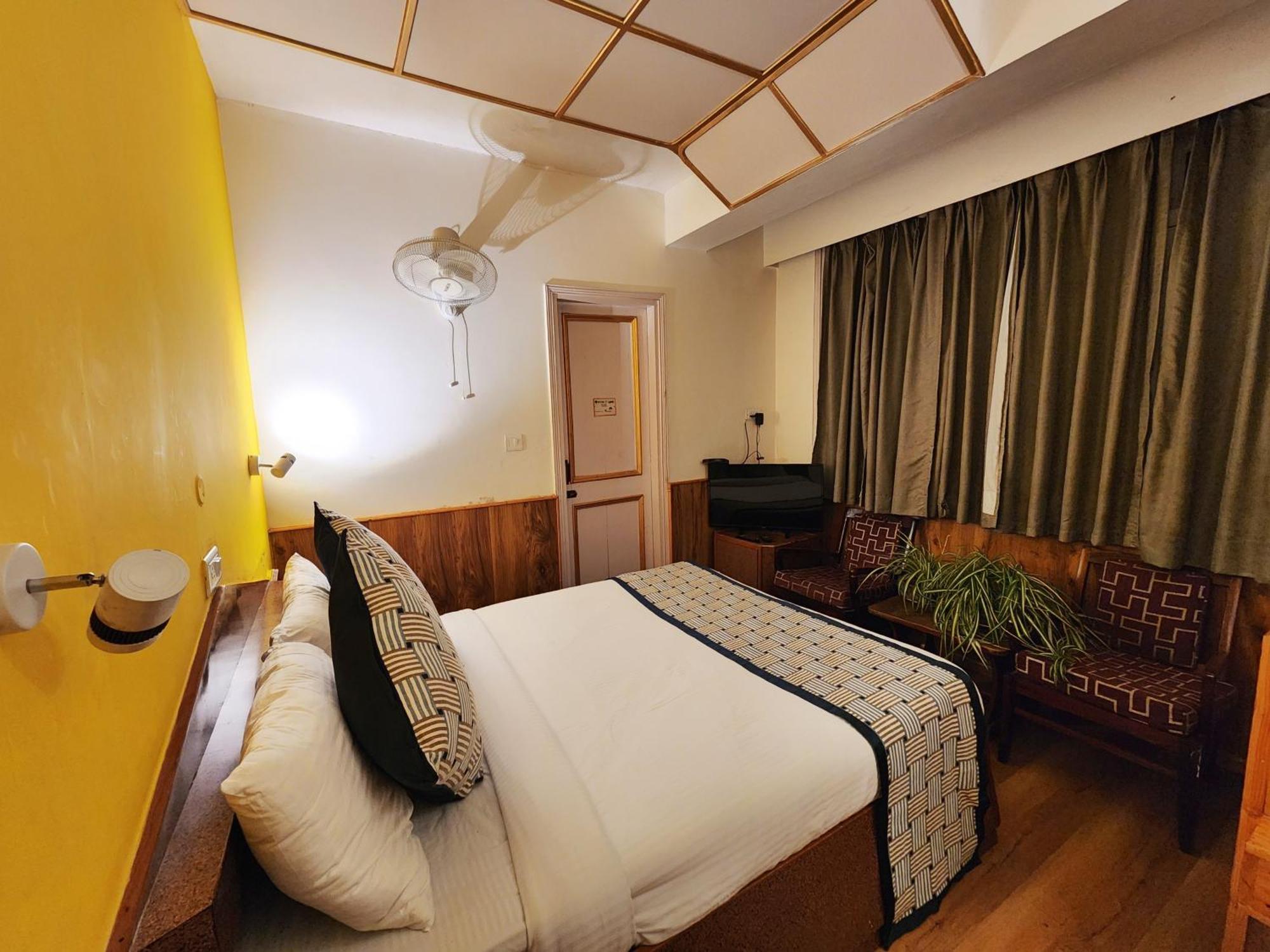 Hotel Pineview Shimla Bagian luar foto