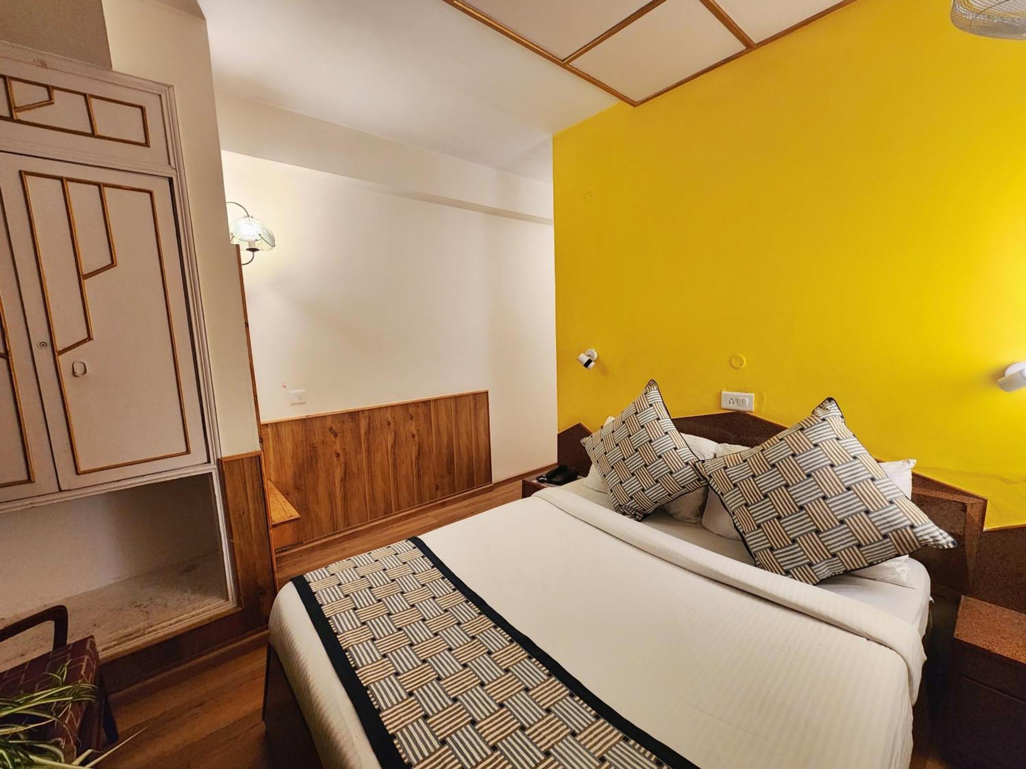 Hotel Pineview Shimla Bagian luar foto
