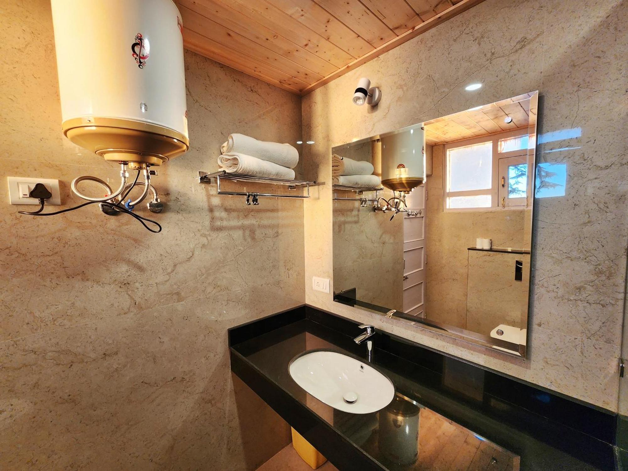 Hotel Pineview Shimla Bagian luar foto