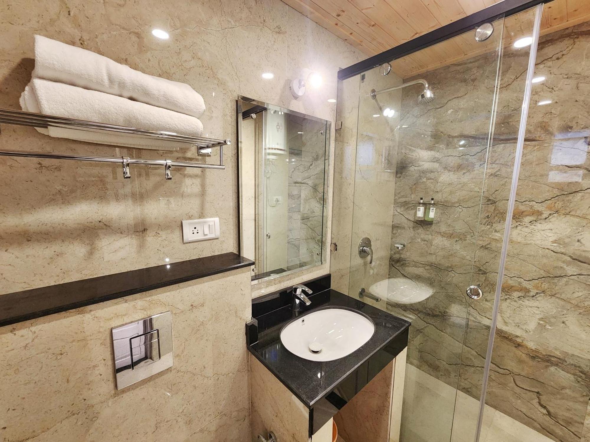 Hotel Pineview Shimla Bagian luar foto