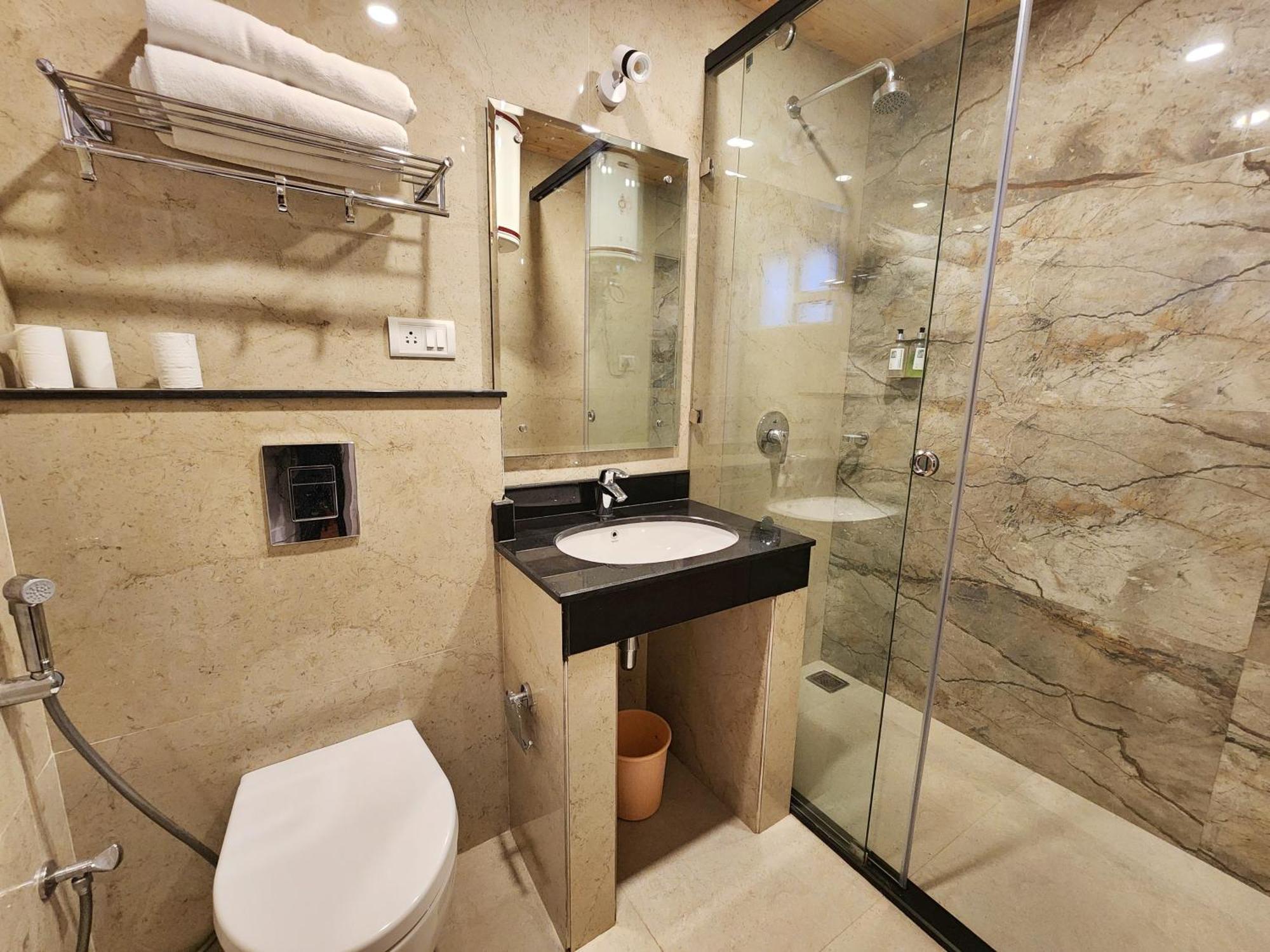 Hotel Pineview Shimla Bagian luar foto