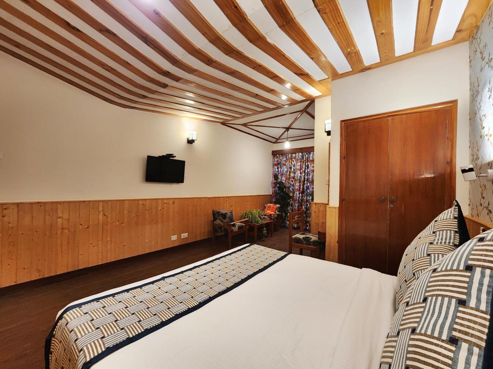 Hotel Pineview Shimla Bagian luar foto