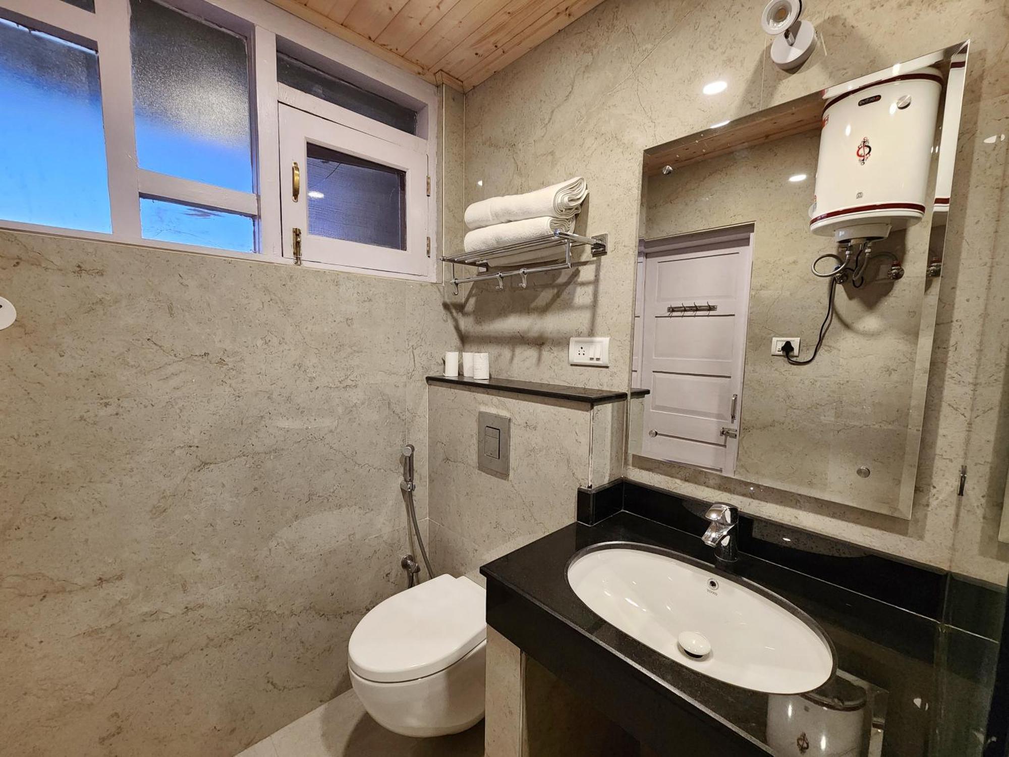 Hotel Pineview Shimla Bagian luar foto